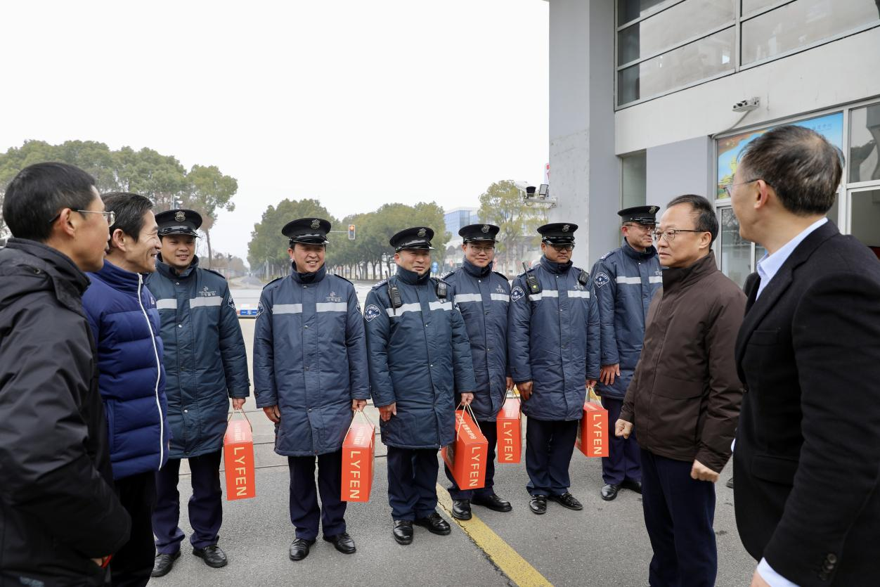 图为校领导慰问现场