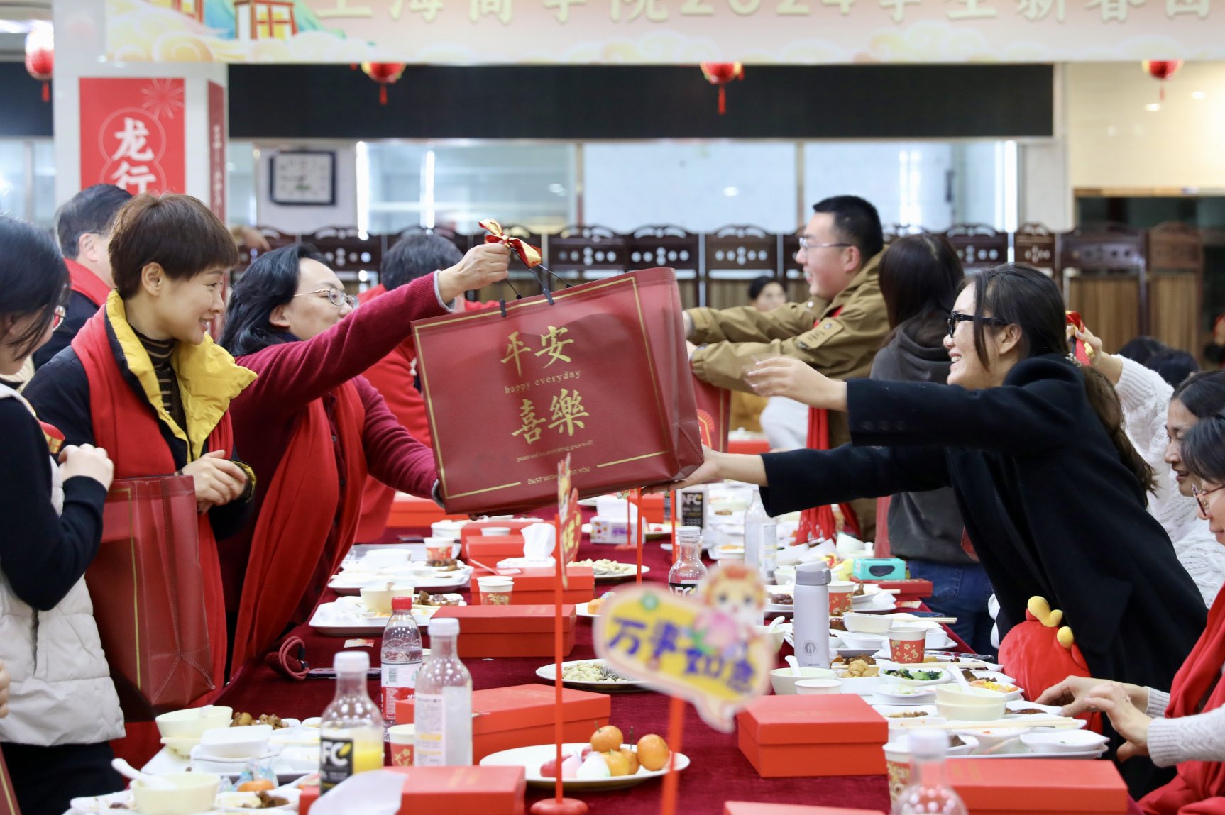 发放新年大礼包